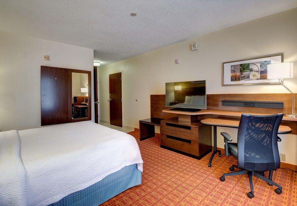 Fairfield Inn And Suites By Marriott Potomac Mills Удбридж Екстериор снимка