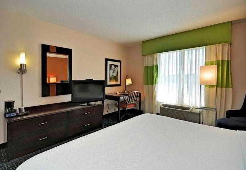 Fairfield Inn And Suites By Marriott Potomac Mills Удбридж Екстериор снимка
