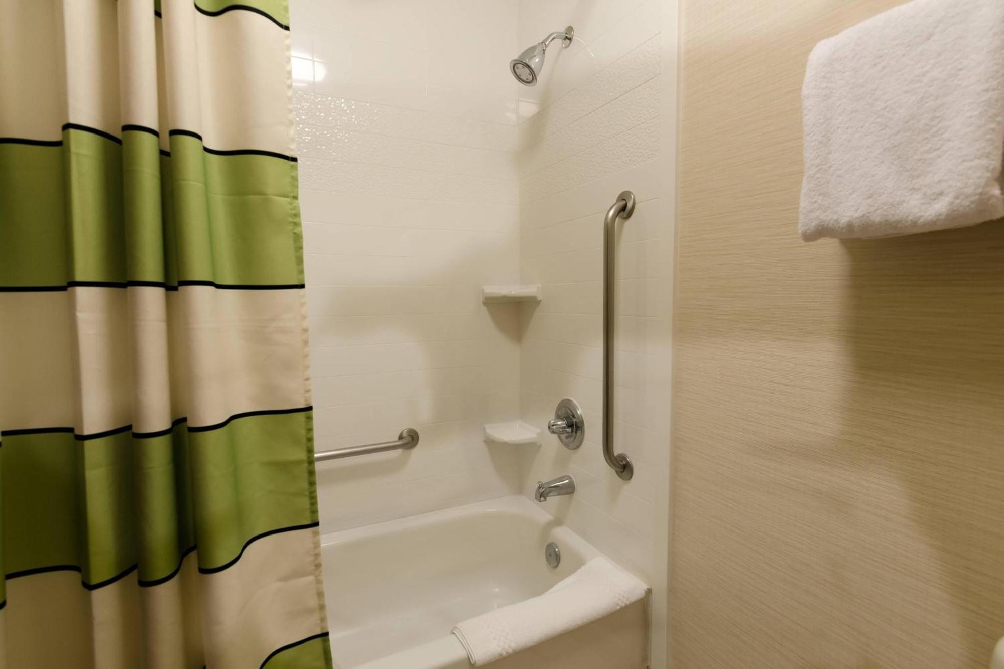 Fairfield Inn And Suites By Marriott Potomac Mills Удбридж Екстериор снимка