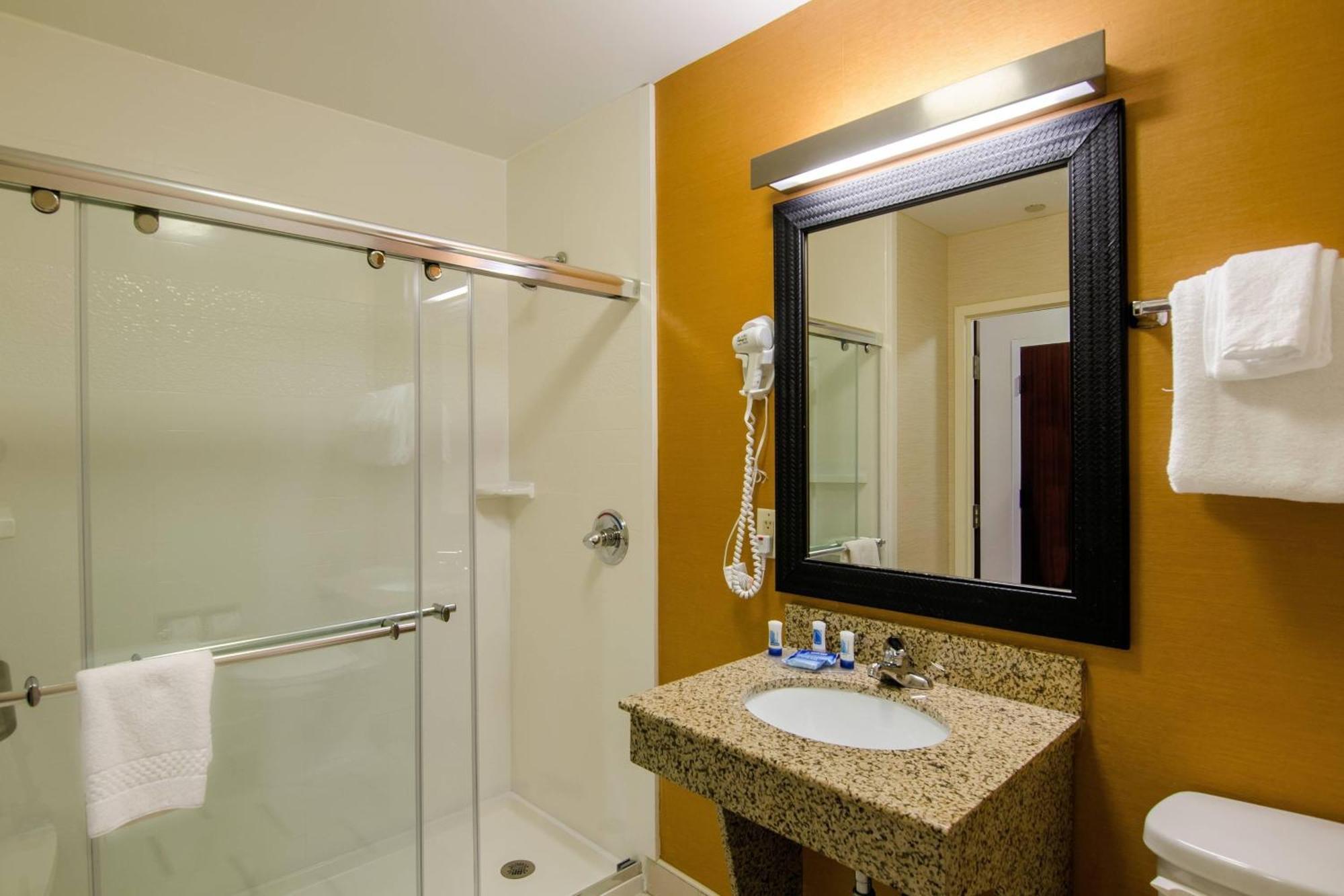 Fairfield Inn And Suites By Marriott Potomac Mills Удбридж Екстериор снимка