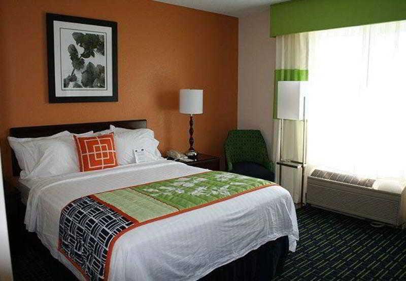 Fairfield Inn And Suites By Marriott Potomac Mills Удбридж Екстериор снимка